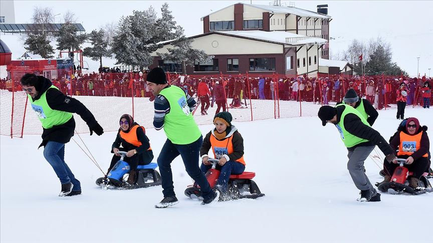 Erciyes'te eşler 'Artık çekilmez oldun' diyerek yarıştı