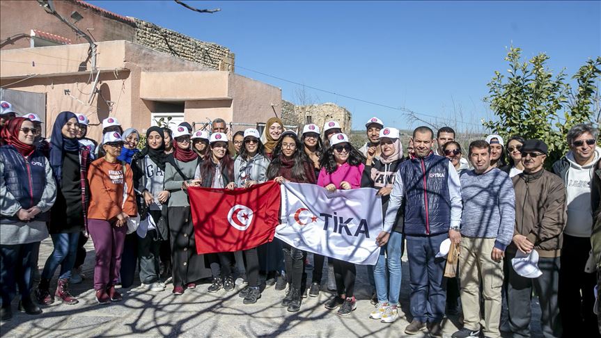 2700 plants d’olivier offerts par l’agence turque TIKA aux petits agriculteurs tunisiens