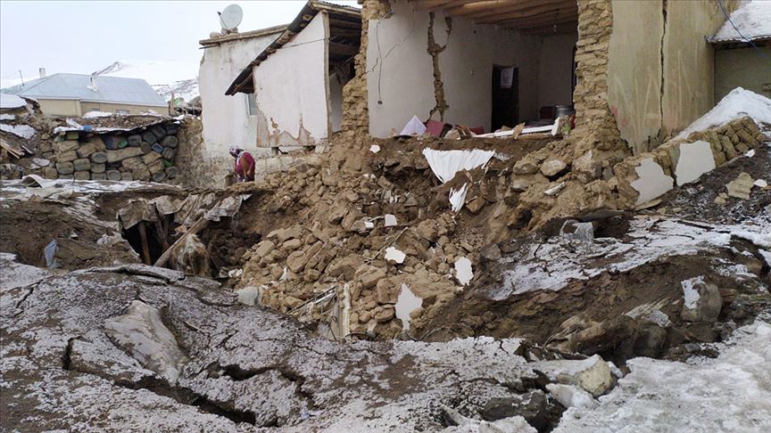 İran'daki depremin etkisiyle Van'ın sınıra yakın mahallelerinde bazı kerpiç evler hasar gördü