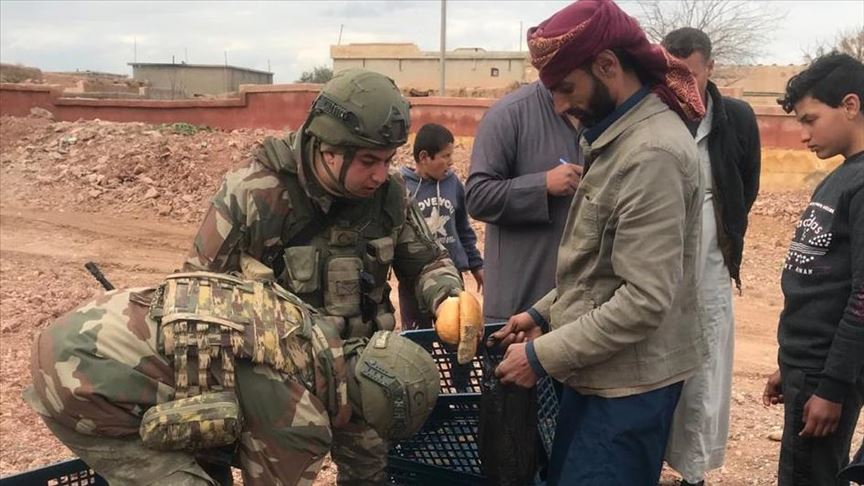 Турецкие военные организовали раздачу хлеба в Сирии