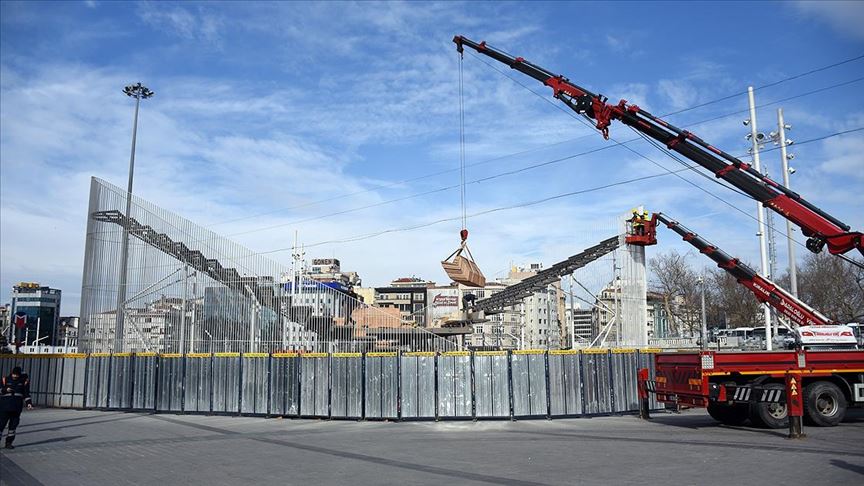 Taksim Meydanı'ndaki Kavuşma Durağı'nı kaldırma çalışmaları sürüyor