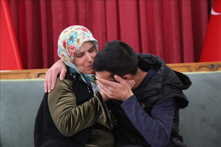 Diyarbakir: Još jedna majka dočekala sina koji je pobjegao iz PKK-ovog kampa i predao se turskim snagama