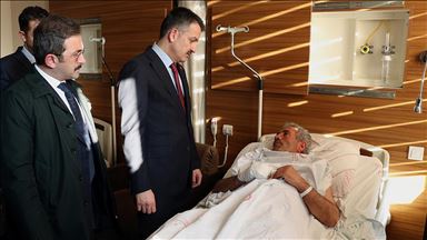 Bakan Pakdemirli depremde yaralananları ziyaret etti