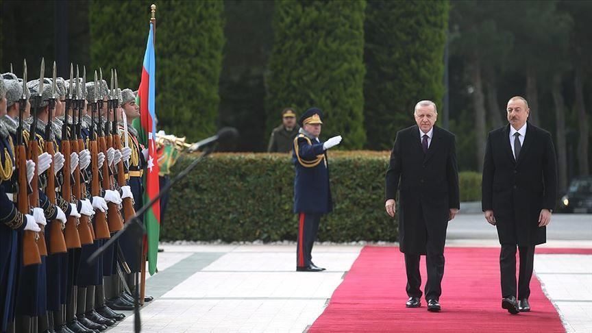 Erdogan ji hêla Serokomarê Azerbeycanê Aliyev bi merasima fermî hat pêşwazîkirin