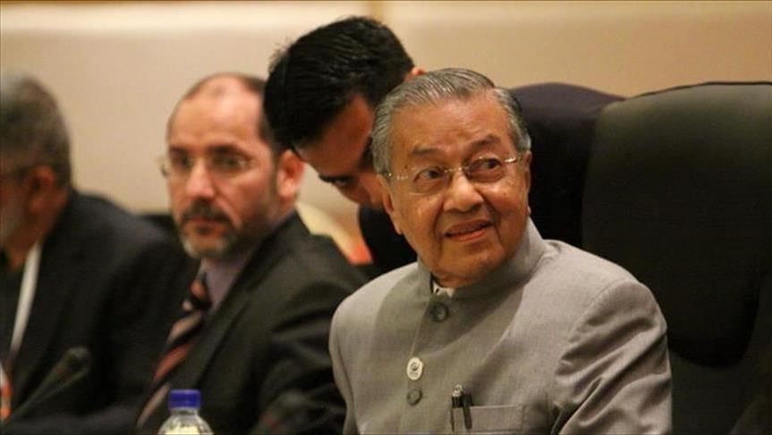 Mahathir mulai bertugas sebagai perdana menteri sementara Malaysia