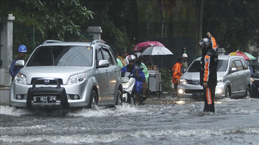 Banjir ganggu transportasi umum dan lalu lintas di Jakarta