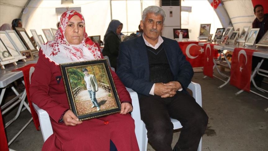 Diyarbakır annelerinin oturma eylemine üç aile daha katıldı