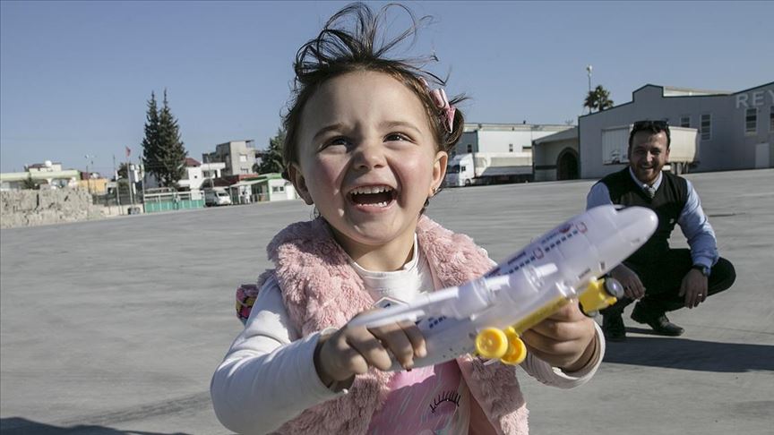 Suriye'de 'savaş oyunu' oynayan Selva Türkiye'de gerçek oyuncaklara kavuştu 