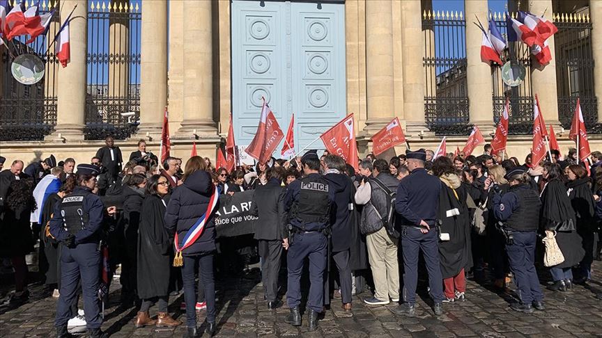 Fransa'da avukatlardan meclis önünde emeklilik reformu protestosu