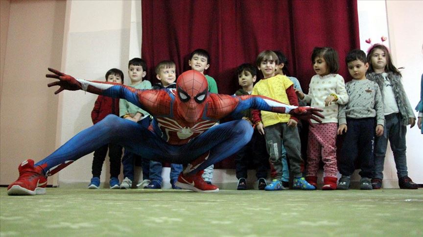 'Örümcek Adam' deprem bölgesinde çocukların yüzünü güldürüyor