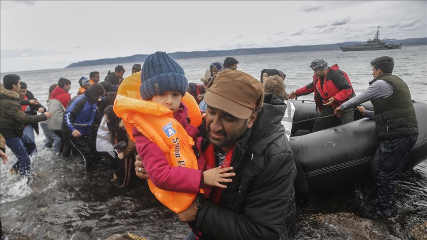 Arrivée du premier bateau de migrants sur l'île grecque de Midilli