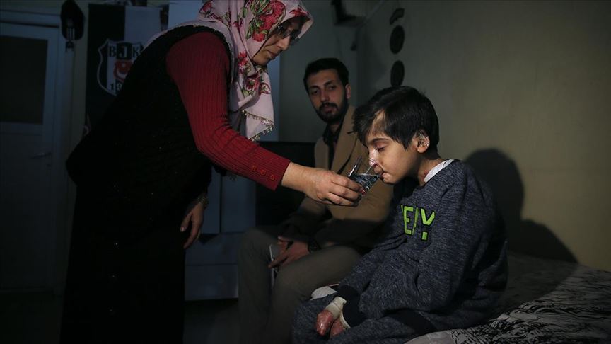'Kelebek hastası' Hamza bedenine yüklenen ağır yükü taşımaya çalışıyor