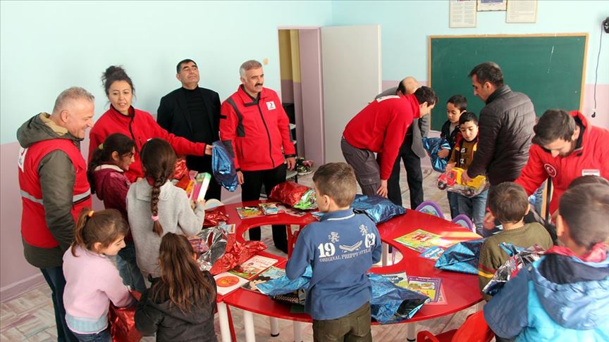 Türk Kızılay Elazığ'da depremde zarar gören köy okullarını onarıyor 