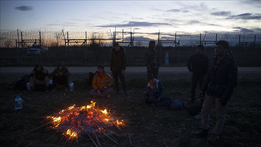 آلاف المهاجرين يواصلون التدفق إلى الحدود التركية اليونانية