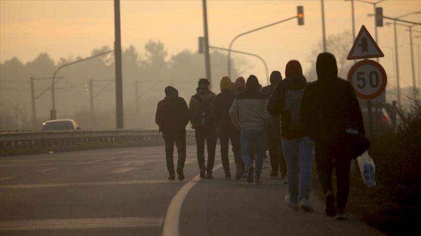 Turkey: Irregular migrants cross border to Greece