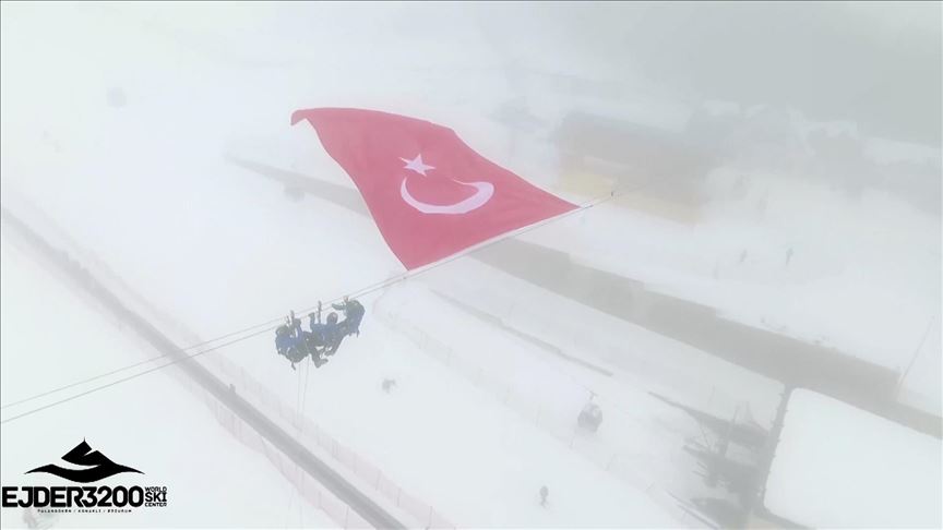 Jandarma İdlib şehitleri anısına Palandöken'de Türk bayrağı astı