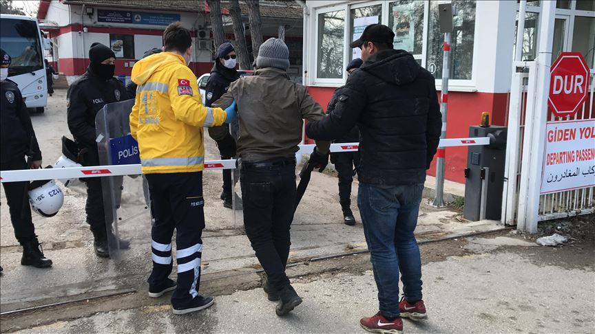 طواقم تركية تسعف مهاجرين أصيبوا بكبسولات الأمن اليوناني