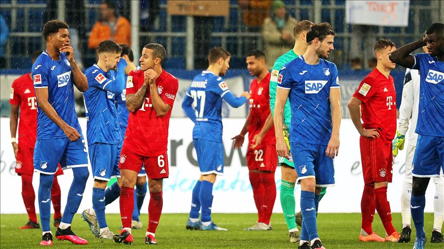 Futbolculardan hakaret içeren pankart açan taraftara protesto