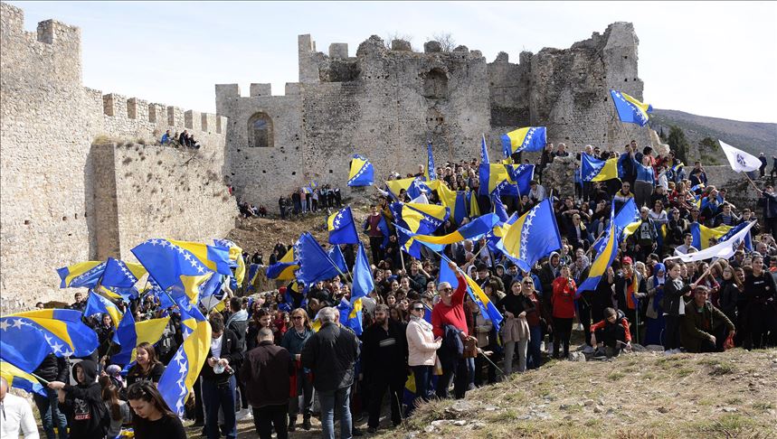 Gotovo dvije hiljade učesnika u defileu povodom Dana nezavisnosti BiH i Dana Blagaja 
