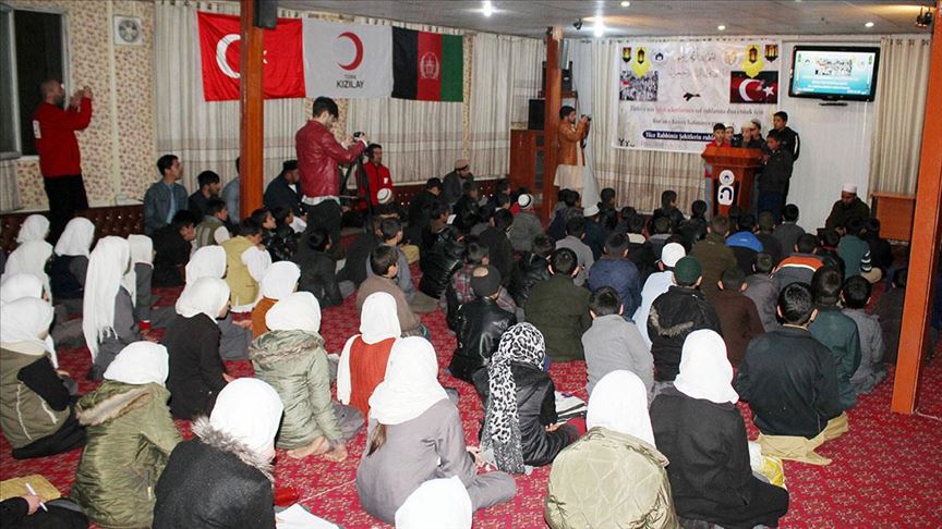 أيتام أفغان يتلون دعاء ختم القرآن على شهداء تركيا في إدلب