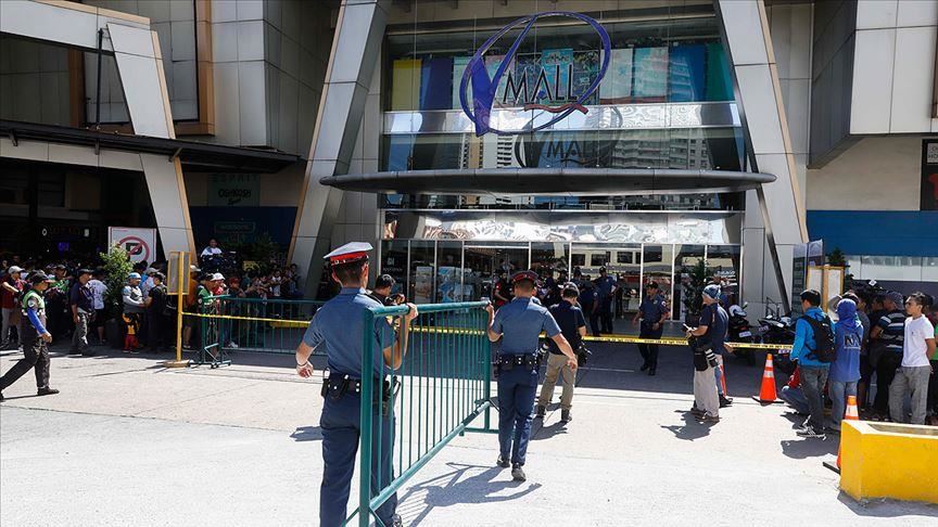 Philippines: 30 taken hostage by ex-security guard