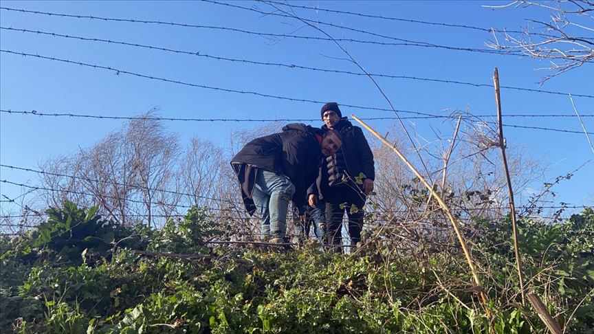 Göçmenler tel çitleri keserek Yunanistan'a geçti
