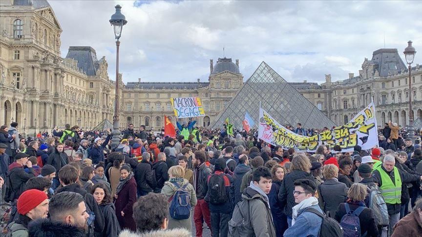 France : manifestations contre le recours à l’article 49.3 de la Constitution