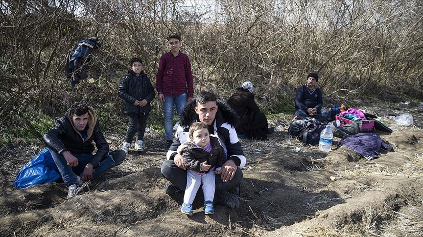 Yunanistan'a gitmek isteyen düzensiz göçmenlerin sınırdan geçişi sürüyor