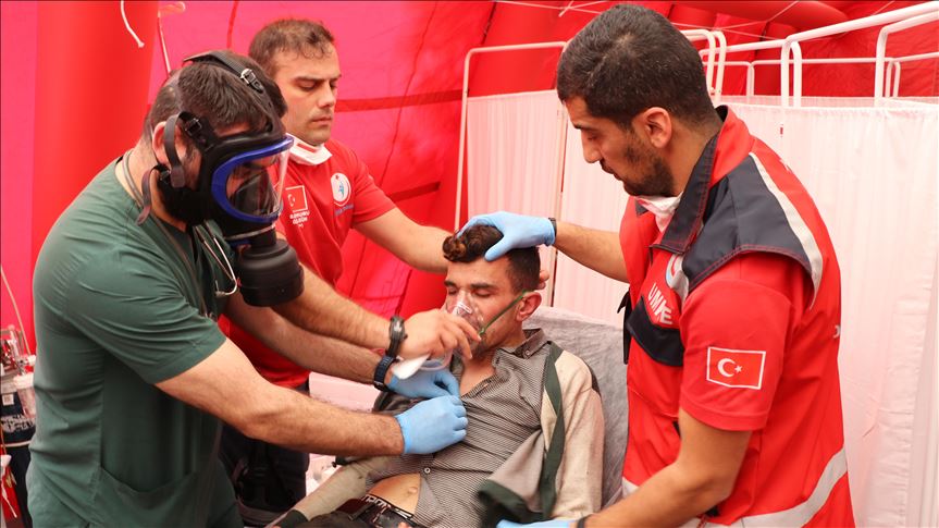 Турецкие врачи лечат беженцев, пострадавших на границе с Грецией