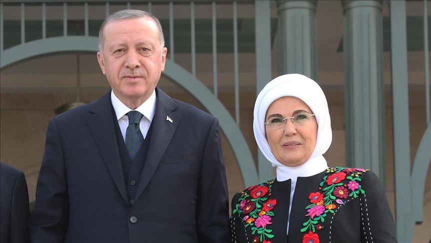 Presidenti Erdoğan dhe zonja e parë shënojnë 8 Marsin