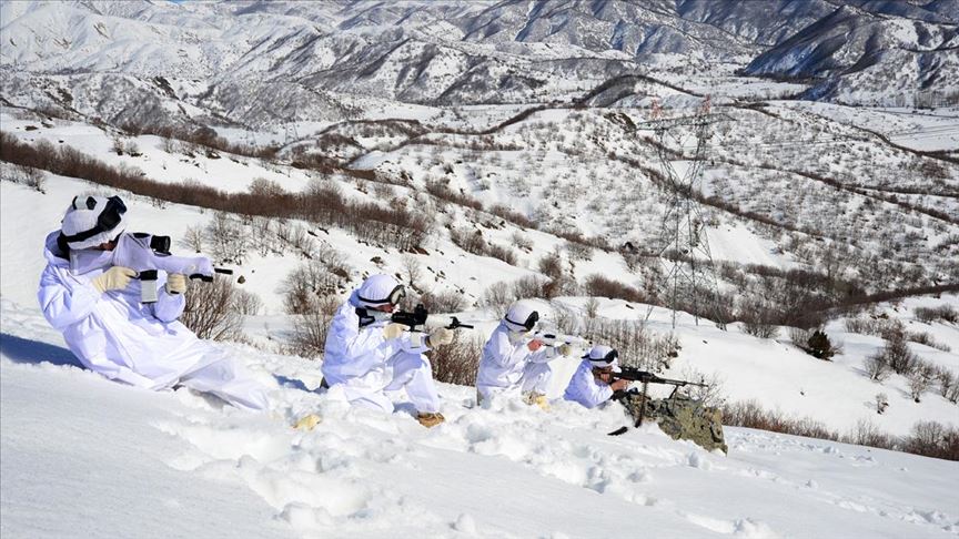 JÖH timlerinin karlı tepelerde vatan nöbeti