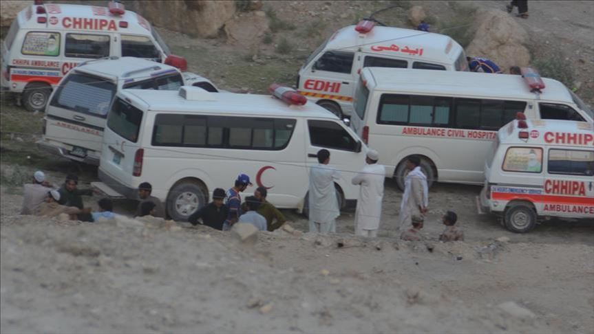 Pakistan: 21 killed as van plunges into river