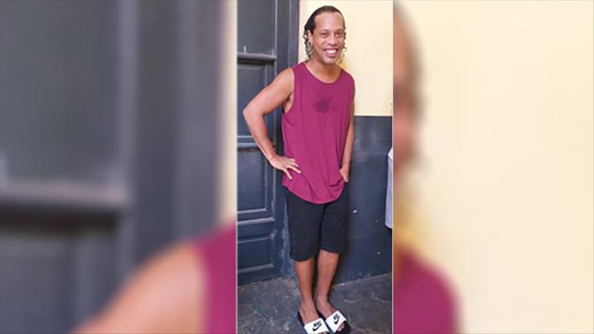 Ronaldinho poses for picture in Paraguayan prison