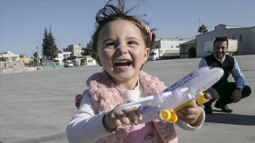 الطفلة "سلوى".. بين " لعبة الحرب" بإدلب  والطفولة الحقيقية بتركيا    