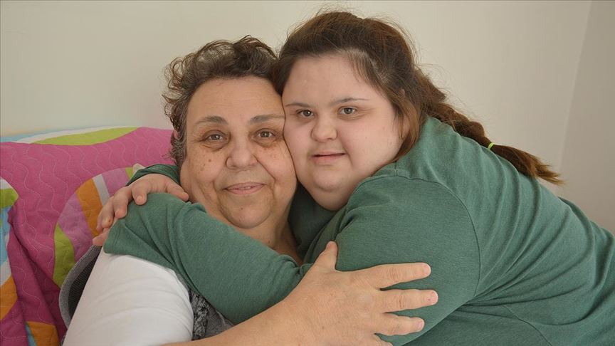Down Sendromlu Petek Bedensel Engelli Annesinin Eli Ayagi Oldu