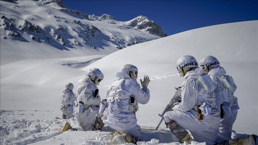 روند آموزش تکاوران ارتش در ارتفاعات «اغیردیر» ترکیه 