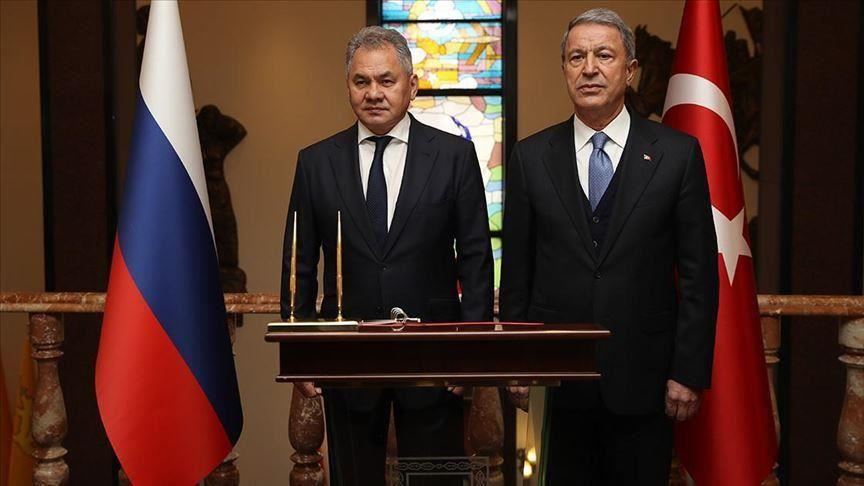 وزير الدفاع التركي يبحث مع نظيره الروسي تكريس هدنة إدلب 