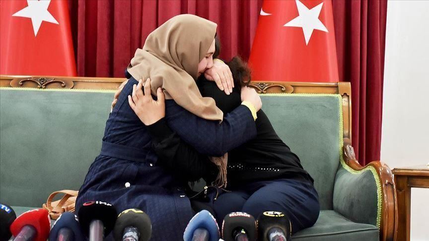 Lagi, satu keluarga Turki reuni dengan anaknya yang diculik PKK