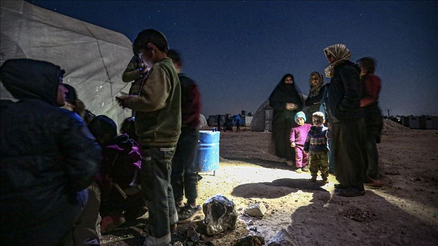 أم سورية وبناتها يتجرعن "قسوة الحياة" بمخيم لنازحي إدلب (تقرير)
