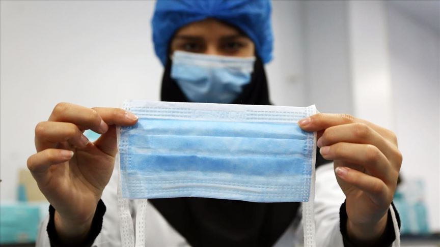 مصنع فلسطيني يبدأ في إنتاج كمامات طبية لمواجهة كورونا