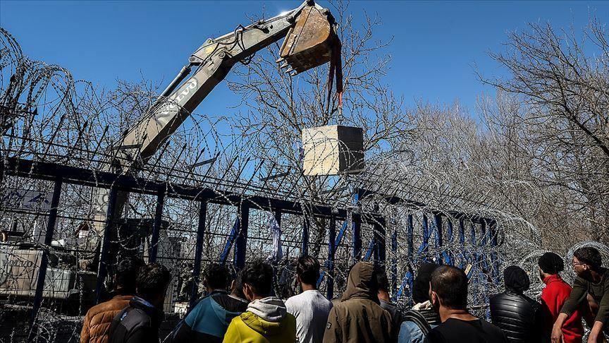 La Grèce installe des blocs de béton pour empêcher les réfugiés d'entrer sur son territoire