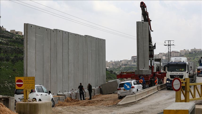 إسرائيل تقيم جدارا إسمنتيا جنوب شرقي مدينة القدس
