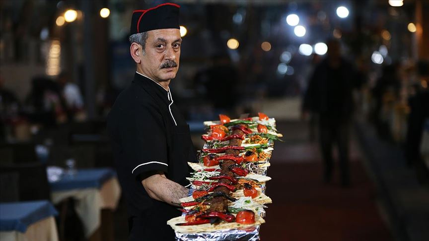 Farklı sunumuyla Adana'nın 'damak çatlatan' lezzeti: Metrelik Adana kebabı