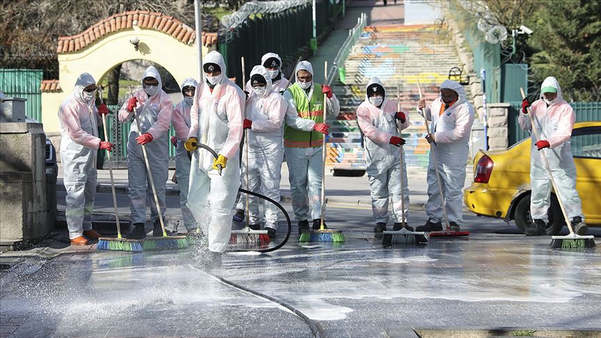 Başkentte koronavirüse karşı park ve caddeler dezenfekte edildi