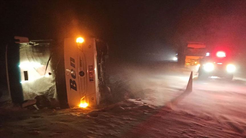 Afyonkarahisar'da yolcu otobüsü devrildi: 37 yaralı