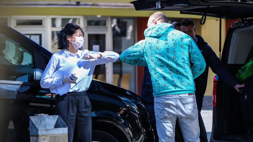 Koronavirüs selamlaşma şeklini değiştirdi