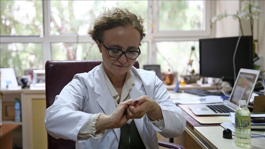 “El uso indebido de los guantes aumenta los riesgos de contagio de coronavirus”