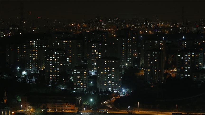 Turkey applauds health workers fighting COVID-19 