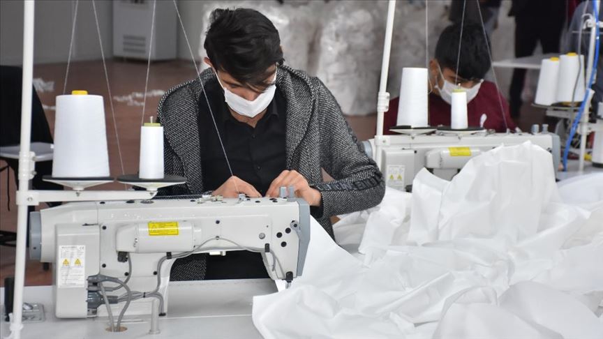 Adıyaman'daki tekstil fabrikasında 'antibakteriyel tulum' mesaisi 