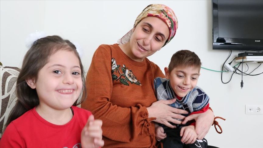 Hasta Evlatlarina Duydugu Sevgiyle Zorluklari Asiyor